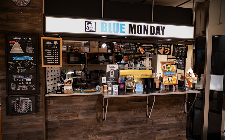 ３．スペシャルティコーヒー専門店「BLUE MONDAY」