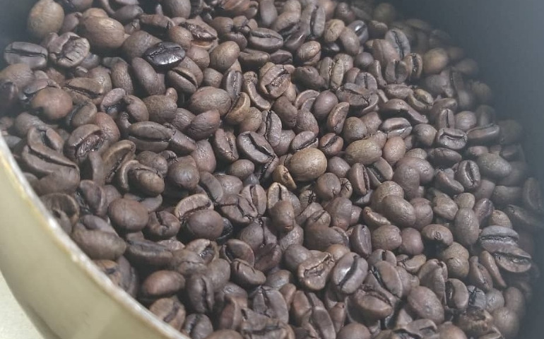 フライパンに広がるコーヒー豆